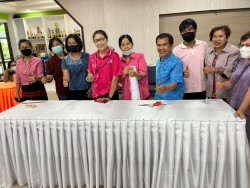 เทศบาลตำบลสันป่าตองได้จัดทำโครงการส่งเสริมอาชีพตามแนวเศรษฐกิจพอเพียง (หลักสูตร การผูกผ้าและจับจีบผ้างานพิธีการต่างๆประจำปีงบประมาณ2566)ในวันอังคารที่6 เดือนมิถุนายน พ.ศ.2566 ณ ห้องประชุมฟ้าใสเทศบาลตำบลสันป่าตอง ภาพที่ 9 | https://www.sanpatong.go.th
