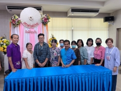 เทศบาลตำบลสันป่าตองได้จัดทำโครงการส่งเสริมอาชีพตามแนวเศรษฐกิจพอเพียง (หลักสูตร การผูกผ้าและจับจีบผ้างานพิธีการต่างๆประจำปีงบประมาณ2566)ในวันอังคารที่6 เดือนมิถุนายน พ.ศ.2566 ณ ห้องประชุมฟ้าใสเทศบาลตำบลสันป่าตอง ภาพที่ 11 | https://www.sanpatong.go.th