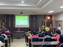 เทศบาลตำบลสันป่าตองได้จัดทำโครงการส่งเสริมอาชีพตามแนวเศรษฐกิจพอเพียง (หลักสูตร การผูกผ้าและจับจีบผ้างานพิธีการต่างๆประจำปีงบประมาณ2566)ในวันอังคารที่6 เดือนมิถุนายน พ.ศ.2566 ณ ห้องประชุมฟ้าใสเทศบาลตำบลสันป่าตอง ภาพที่ 12 | https://www.sanpatong.go.th