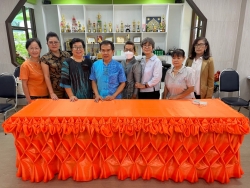 เทศบาลตำบลสันป่าตองได้จัดทำโครงการส่งเสริมอาชีพตามแนวเศรษฐกิจพอเพียง (หลักสูตร การผูกผ้าและจับจีบผ้างานพิธีการต่างๆประจำปีงบประมาณ2566)ในวันอังคารที่6 เดือนมิถุนายน พ.ศ.2566 ณ ห้องประชุมฟ้าใสเทศบาลตำบลสันป่าตอง ภาพที่ 2 | https://www.sanpatong.go.th