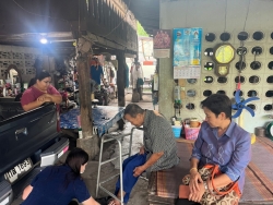 เทศบาลตำบลสันป่าตองร่วมกับองค์การบริหารส่วนจังหวัดเชียงใหม่ นำโดยท่านนายกเกษม ถาพินิจและคณะ ลงพื้นที่ปรับปรุงบ้านที่อยู่อาศัยผู้สูงอายุและผู้พิการ จำนวน 2 ราย ภาพที่ 10 | https://www.sanpatong.go.th