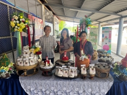 เทศบาลตำบลสันป่าตองร่วมกับหน่วยงานพัฒนาชุมชนอำเภอสันป่าตอง จัดงานโอทอป ณ ศาลาประชาคมหมู่บ้านศาลา หมู่ที่11 ตำบลยุหว่า อำเภอสันป่าตอง จังหวัดเชียงใหม่ ภาพที่ 9 | https://www.sanpatong.go.th