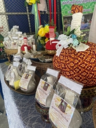 เทศบาลตำบลสันป่าตองร่วมกับหน่วยงานพัฒนาชุมชนอำเภอสันป่าตอง จัดงานโอทอป ณ ศาลาประชาคมหมู่บ้านศาลา หมู่ที่11 ตำบลยุหว่า อำเภอสันป่าตอง จังหวัดเชียงใหม่ ภาพที่ 1 | https://www.sanpatong.go.th