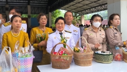 S__2695188.jpg - เทศบาลตำบลสันป่าตอง ร่วมพิธีทำบุญตักบาตรถวายพระราชกุศล และพิธีถวายพวงมาลา เนื่องในวันคล้ายวันสวรรคต พระบาทสมเด็จพระบรมชนกาธิเบศร มหาภูมิพลอดุลยเดชมหาราช บรมนาถบพิตร | https://www.sanpatong.go.th