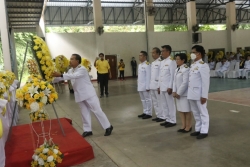 S__2695192.jpg - เทศบาลตำบลสันป่าตอง ร่วมพิธีทำบุญตักบาตรถวายพระราชกุศล และพิธีถวายพวงมาลา เนื่องในวันคล้ายวันสวรรคต พระบาทสมเด็จพระบรมชนกาธิเบศร มหาภูมิพลอดุลยเดชมหาราช บรมนาถบพิตร | https://www.sanpatong.go.th