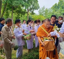 S__2695194.jpg - เทศบาลตำบลสันป่าตอง ร่วมพิธีทำบุญตักบาตรถวายพระราชกุศล และพิธีถวายพวงมาลา เนื่องในวันคล้ายวันสวรรคต พระบาทสมเด็จพระบรมชนกาธิเบศร มหาภูมิพลอดุลยเดชมหาราช บรมนาถบพิตร | https://www.sanpatong.go.th