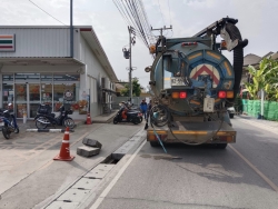 ดูดสิ่งปฏิกูลและล้างทำความสะอาดรางระบายน้ำ ภายในเขตเทศบาลตำบลสันป่าตอง ภาพที่ 30 | https://www.sanpatong.go.th