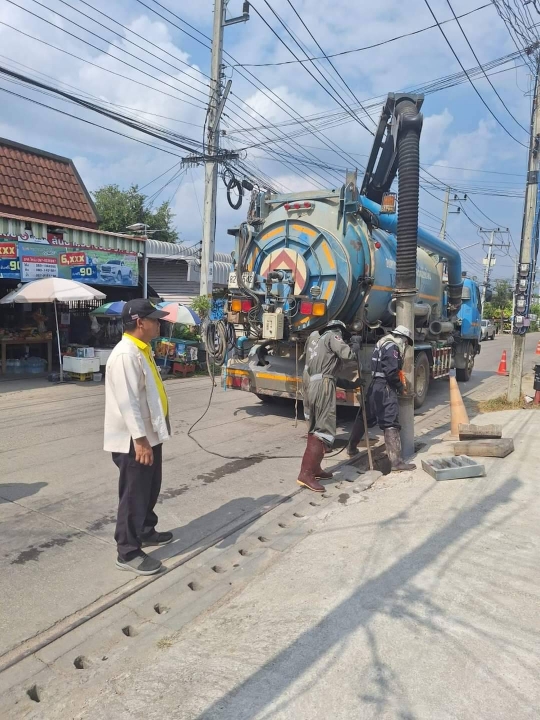 ดูดสิ่งปฏิกูลและล้างทำความสะอาดรางระบายน้ำ ภายในเขตเทศบาลตำบลสันป่าตอง ภาพที่ 28 | https://www.sanpatong.go.th