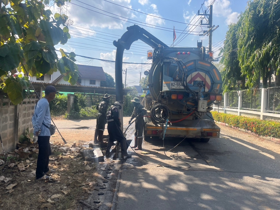 ดูดสิ่งปฏิกูลและล้างทำความสะอาดรางระบายน้ำ ภายในเขตเทศบาลตำบลสันป่าตอง ภาพที่ 9 | https://www.sanpatong.go.th