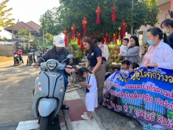 เทศบาลตำบลสันป่าตอง ได้จัดโครงการเรียนรู้สู่โลกกว้างอนุบาลวัยใส (กิจกรรมปรับเปลี่ยนพฤติกรรมและป้องกันความเสี่ยงอุบัติเหตุจากการจราจร ด้วยการสวมหมวกนิรภัยในเด็กปฐมวัย) ประจำปีงบประมาณ พ.ศ.2567 ภาพที่ 2 | https://www.sanpatong.go.th