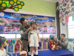 เทศบาลตำบลสันป่าตอง ได้จัดโครงการเรียนรู้สู่โลกกว้างอนุบาลวัยใส (กิจกรรมปรับเปลี่ยนพฤติกรรมและป้องกันความเสี่ยงอุบัติเหตุจากการจราจร ด้วยการสวมหมวกนิรภัยในเด็กปฐมวัย) ประจำปีงบประมาณ พ.ศ.2567 ภาพที่ 4 | https://www.sanpatong.go.th