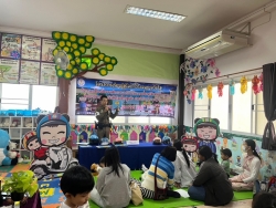 เทศบาลตำบลสันป่าตอง ได้จัดโครงการเรียนรู้สู่โลกกว้างอนุบาลวัยใส (กิจกรรมปรับเปลี่ยนพฤติกรรมและป้องกันความเสี่ยงอุบัติเหตุจากการจราจร ด้วยการสวมหมวกนิรภัยในเด็กปฐมวัย) ประจำปีงบประมาณ พ.ศ.2567 ภาพที่ 7 | https://www.sanpatong.go.th