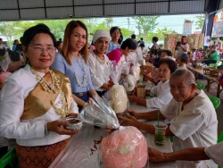 372918_0.jpg - เทศบาลตำบลสันป่าตอง ได้จัดโครงการรดน้ำดำหัวผู้สูงอายุ ประจำปีงบประมาณ พ.ศ.2567 | https://www.sanpatong.go.th