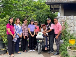 เทศบาลตำบลสันป่าตอง ลงพื้นที่มอบ เครื่องอุปโภค บริโภค และแพมเพิส ให้การช่วยเหลือผู้สูงอายุ และ ผู้พิการ ภาพที่ 1 | https://www.sanpatong.go.th