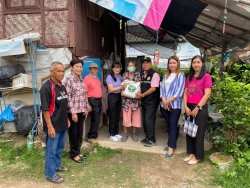 เทศบาลตำบลสันป่าตอง ลงพื้นที่มอบ เครื่องอุปโภค บริโภค และแพมเพิส ให้การช่วยเหลือผู้สูงอายุ และ ผู้พิการ ภาพที่ 9 | https://www.sanpatong.go.th