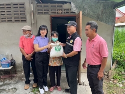 เทศบาลตำบลสันป่าตอง ลงพื้นที่มอบ เครื่องอุปโภค บริโภค และแพมเพิส ให้การช่วยเหลือผู้สูงอายุ และ ผู้พิการ ภาพที่ 2 | https://www.sanpatong.go.th