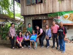 เทศบาลตำบลสันป่าตอง ลงพื้นที่มอบ เครื่องอุปโภค บริโภค และแพมเพิส ให้การช่วยเหลือผู้สูงอายุ และ ผู้พิการ ภาพที่ 3 | https://www.sanpatong.go.th