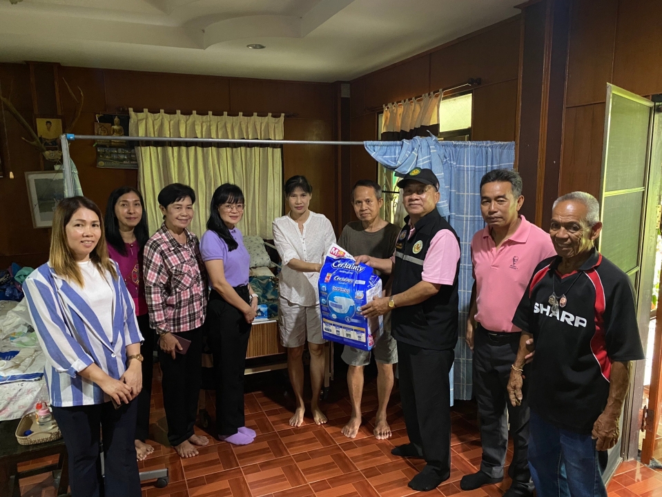 เทศบาลตำบลสันป่าตอง ลงพื้นที่มอบ เครื่องอุปโภค บริโภค และแพมเพิส ให้การช่วยเหลือผู้สูงอายุ และ ผู้พิการ ภาพที่ 4 | https://www.sanpatong.go.th