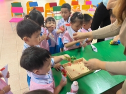 ศูนย์พัฒนาเด็กเล็ก เทศบาลตำบลสันป่าตอง ได้จัดโครงการเรียนรู้สู่โลกกว้างอนุบาลวัยใส (กิจกรรมวันไหว้ครู ศูนย์พัฒนาเด็กเล็กฯ) ประจำปีงบประมาณ พ.ศ.2567 ภาพที่ 43 | https://www.sanpatong.go.th