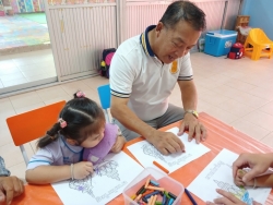 ศูนย์พัฒนาเด็กเล็ก เทศบาลตำบลสันป่าตอง ได้จัดโครงการเรียนรู้สู่โลกกว้างอนุบาลวัยใส (กิจกรรมวันไหว้ครู ศูนย์พัฒนาเด็กเล็กฯ) ประจำปีงบประมาณ พ.ศ.2567 ภาพที่ 11 | https://www.sanpatong.go.th