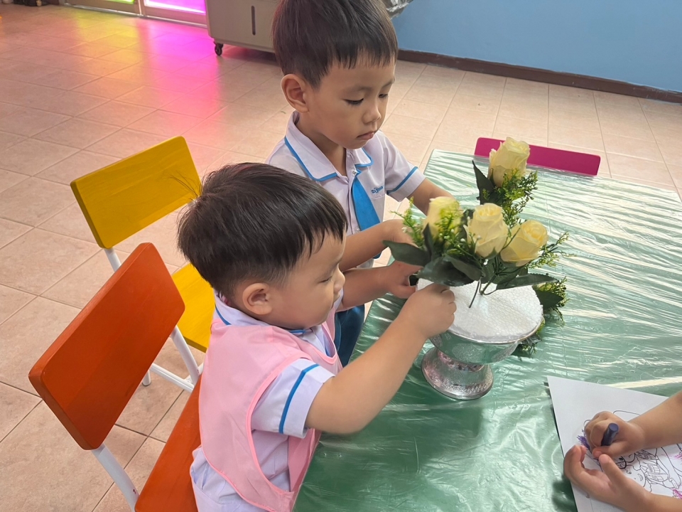ศูนย์พัฒนาเด็กเล็ก เทศบาลตำบลสันป่าตอง ได้จัดโครงการเรียนรู้สู่โลกกว้างอนุบาลวัยใส (กิจกรรมวันไหว้ครู ศูนย์พัฒนาเด็กเล็กฯ) ประจำปีงบประมาณ พ.ศ.2567 ภาพที่ 6 | https://www.sanpatong.go.th