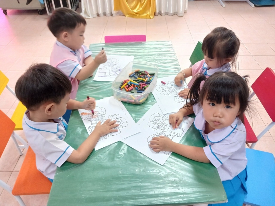 ศูนย์พัฒนาเด็กเล็ก เทศบาลตำบลสันป่าตอง ได้จัดโครงการเรียนรู้สู่โลกกว้างอนุบาลวัยใส (กิจกรรมวันไหว้ครู ศูนย์พัฒนาเด็กเล็กฯ) ประจำปีงบประมาณ พ.ศ.2567 ภาพที่ 9 | https://www.sanpatong.go.th