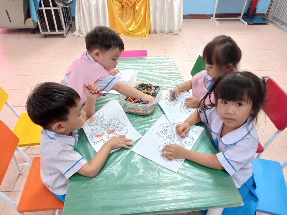 ศูนย์พัฒนาเด็กเล็ก เทศบาลตำบลสันป่าตอง ได้จัดโครงการเรียนรู้สู่โลกกว้างอนุบาลวัยใส (กิจกรรมวันไหว้ครู ศูนย์พัฒนาเด็กเล็กฯ) ประจำปีงบประมาณ พ.ศ.2567 ภาพที่ 10 | https://www.sanpatong.go.th