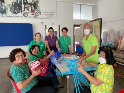 กิจกรรมการสานกระเป๋าจากเส้นพลาสติก โครงการส่งเสริมกิจกรรมผู้สูงอายุ เทศบาลตำบลสันป่าตอง ณ โรงเรียนผู้สูงอายุเทศบาลตำบลสันป่าตอง ภาพที่ 1 | https://www.sanpatong.go.th