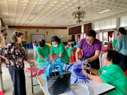 กิจกรรมการสานกระเป๋าจากเส้นพลาสติก โครงการส่งเสริมกิจกรรมผู้สูงอายุ เทศบาลตำบลสันป่าตอง ณ โรงเรียนผู้สูงอายุเทศบาลตำบลสันป่าตอง ภาพที่ 2 | https://www.sanpatong.go.th