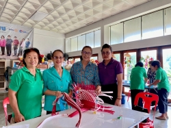 กิจกรรมการสานกระเป๋าจากเส้นพลาสติก โครงการส่งเสริมกิจกรรมผู้สูงอายุ เทศบาลตำบลสันป่าตอง ณ โรงเรียนผู้สูงอายุเทศบาลตำบลสันป่าตอง ภาพที่ 3 | https://www.sanpatong.go.th