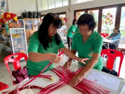 กิจกรรมการสานกระเป๋าจากเส้นพลาสติก โครงการส่งเสริมกิจกรรมผู้สูงอายุ เทศบาลตำบลสันป่าตอง ณ โรงเรียนผู้สูงอายุเทศบาลตำบลสันป่าตอง ภาพที่ 13 | https://www.sanpatong.go.th