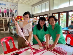กิจกรรมการสานกระเป๋าจากเส้นพลาสติก โครงการส่งเสริมกิจกรรมผู้สูงอายุ เทศบาลตำบลสันป่าตอง ณ โรงเรียนผู้สูงอายุเทศบาลตำบลสันป่าตอง ภาพที่ 14 | https://www.sanpatong.go.th