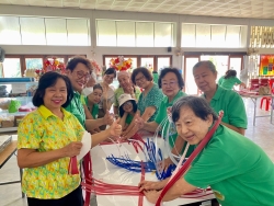 กิจกรรมการสานกระเป๋าจากเส้นพลาสติก โครงการส่งเสริมกิจกรรมผู้สูงอายุ เทศบาลตำบลสันป่าตอง ณ โรงเรียนผู้สูงอายุเทศบาลตำบลสันป่าตอง ภาพที่ 15 | https://www.sanpatong.go.th