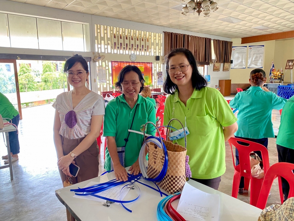 กิจกรรมการสานกระเป๋าจากเส้นพลาสติก โครงการส่งเสริมกิจกรรมผู้สูงอายุ เทศบาลตำบลสันป่าตอง ณ โรงเรียนผู้สูงอายุเทศบาลตำบลสันป่าตอง ภาพที่ 16 | https://www.sanpatong.go.th