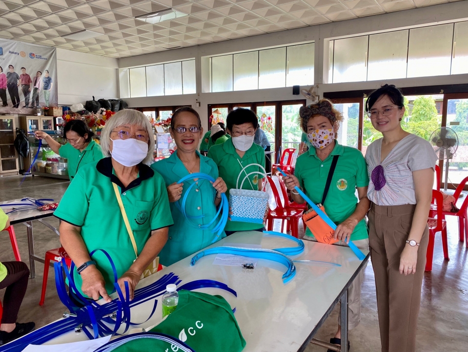 กิจกรรมการสานกระเป๋าจากเส้นพลาสติก โครงการส่งเสริมกิจกรรมผู้สูงอายุ เทศบาลตำบลสันป่าตอง ณ โรงเรียนผู้สูงอายุเทศบาลตำบลสันป่าตอง ภาพที่ 17 | https://www.sanpatong.go.th