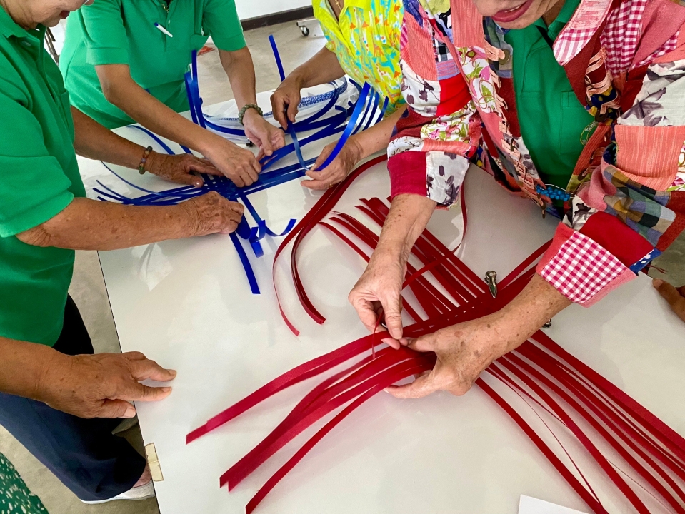 กิจกรรมการสานกระเป๋าจากเส้นพลาสติก โครงการส่งเสริมกิจกรรมผู้สูงอายุ เทศบาลตำบลสันป่าตอง ณ โรงเรียนผู้สูงอายุเทศบาลตำบลสันป่าตอง ภาพที่ 18 | https://www.sanpatong.go.th
