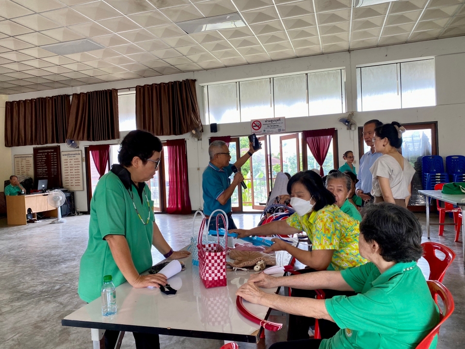 กิจกรรมการสานกระเป๋าจากเส้นพลาสติก โครงการส่งเสริมกิจกรรมผู้สูงอายุ เทศบาลตำบลสันป่าตอง ณ โรงเรียนผู้สูงอายุเทศบาลตำบลสันป่าตอง ภาพที่ 21 | https://www.sanpatong.go.th