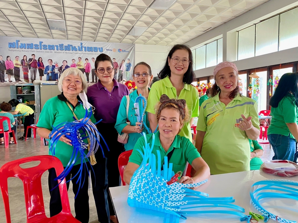 กิจกรรมการสานกระเป๋าจากเส้นพลาสติก โครงการส่งเสริมกิจกรรมผู้สูงอายุ เทศบาลตำบลสันป่าตอง ณ โรงเรียนผู้สูงอายุเทศบาลตำบลสันป่าตอง ภาพที่ 4 | https://www.sanpatong.go.th