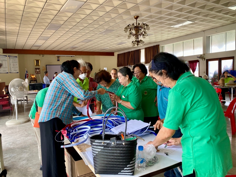 กิจกรรมการสานกระเป๋าจากเส้นพลาสติก โครงการส่งเสริมกิจกรรมผู้สูงอายุ เทศบาลตำบลสันป่าตอง ณ โรงเรียนผู้สูงอายุเทศบาลตำบลสันป่าตอง ภาพที่ 22 | https://www.sanpatong.go.th