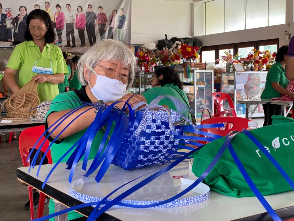 กิจกรรมการสานกระเป๋าจากเส้นพลาสติก โครงการส่งเสริมกิจกรรมผู้สูงอายุ เทศบาลตำบลสันป่าตอง ณ โรงเรียนผู้สูงอายุเทศบาลตำบลสันป่าตอง ภาพที่ 8 | https://www.sanpatong.go.th