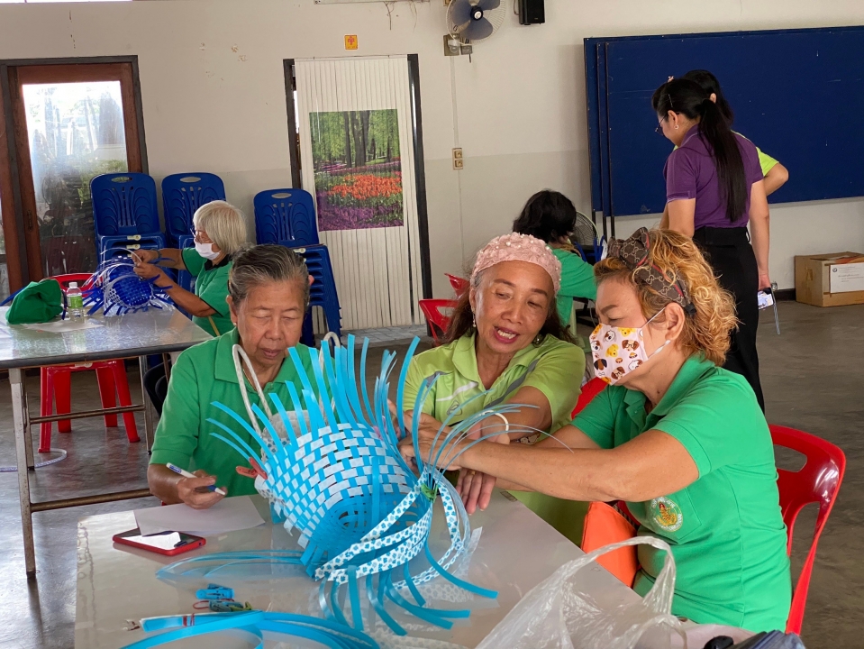 กิจกรรมการสานกระเป๋าจากเส้นพลาสติก โครงการส่งเสริมกิจกรรมผู้สูงอายุ เทศบาลตำบลสันป่าตอง ณ โรงเรียนผู้สูงอายุเทศบาลตำบลสันป่าตอง ภาพที่ 9 | https://www.sanpatong.go.th