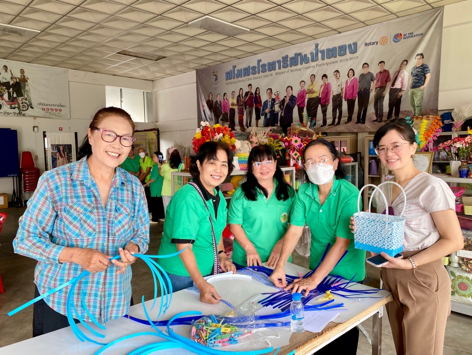 กิจกรรมการสานกระเป๋าจากเส้นพลาสติก โครงการส่งเสริมกิจกรรมผู้สูงอายุ เทศบาลตำบลสันป่าตอง ณ โรงเรียนผู้สูงอายุเทศบาลตำบลสันป่าตอง ภาพที่ 11 | https://www.sanpatong.go.th