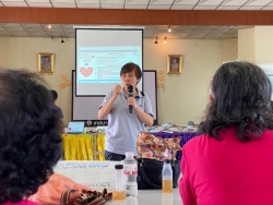 โรงเรียนผู้สูงอายุเทศบาลตำบลสันป่าตอง ได้เข้าร่วมอบรมในโครงการผู้บริโภครู้เท่าทันอันตรายจากการถูกหลอกซื้อสินค้าออนไลน์ จากชมรมใจเขาใจเรา   ภาพที่ 14 | https://www.sanpatong.go.th