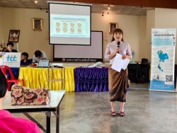 โรงเรียนผู้สูงอายุเทศบาลตำบลสันป่าตอง ได้เข้าร่วมอบรมในโครงการผู้บริโภครู้เท่าทันอันตรายจากการถูกหลอกซื้อสินค้าออนไลน์ จากชมรมใจเขาใจเรา   ภาพที่ 1 | https://www.sanpatong.go.th