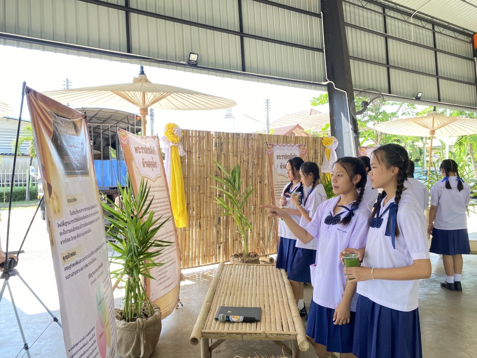 เทศบาลตำบลสันป่าตอง ได้ดำเนินการจัดกิจกรรมโครงการ 1 อปท 1 สวนสมุนไพรเฉลิมพระเกียรติ พระบาทสมเด็จพระเจ้าอยู่หัว เนื่องในโอกาสพระราชพิธีมหามงคลเฉลิมพระชนมพรรษา 6 รอบ 26 กรกฎาคม 2567  ภาพที่ 56 | https://www.sanpatong.go.th