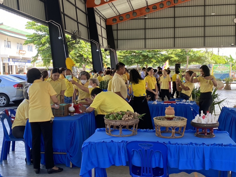 เทศบาลตำบลสันป่าตอง ได้ดำเนินการจัดกิจกรรมโครงการ 1 อปท 1 สวนสมุนไพรเฉลิมพระเกียรติ พระบาทสมเด็จพระเจ้าอยู่หัว เนื่องในโอกาสพระราชพิธีมหามงคลเฉลิมพระชนมพรรษา 6 รอบ 26 กรกฎาคม 2567  ภาพที่ 98 | https://www.sanpatong.go.th