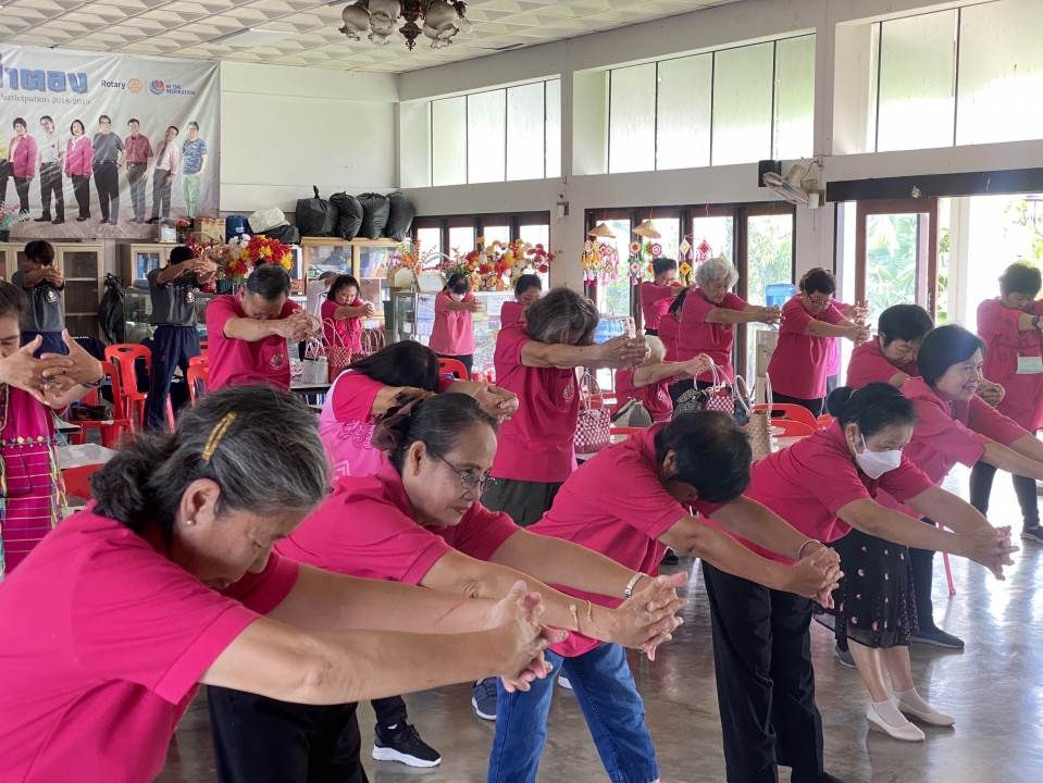 โรงเรียนผู้สูงอายุเทศบาลตำบลสันป่าตองได้เข้าร่วมโครงการพลศึกษาและกีฬากับการพัฒนาเด็ก เยาวชน และประชาชนในชุมชนให้มีสุขภาวะที่ดี โดยคณะศึกษาศาสตร์ มหาวิทยาลัยการกีฬาแห่งชาติ วิทยาเขตเชียงใหม่ ภาพที่ 13 | https://www.sanpatong.go.th