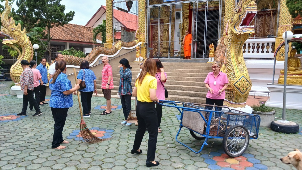 เทศบาลตำบลสันป่าตอง ได้ร่วมจัดกิจกรรม "รวมพลังสร้างสัปปายะสู่วัดด้วยวิถี 5ส (Big Cleaning Day)" ภาพที่ 42 | https://www.sanpatong.go.th