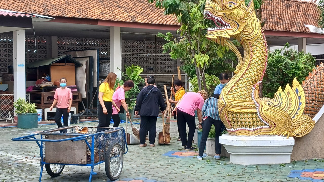 เทศบาลตำบลสันป่าตอง ได้ร่วมจัดกิจกรรม "รวมพลังสร้างสัปปายะสู่วัดด้วยวิถี 5ส (Big Cleaning Day)" ภาพที่ 50 | https://www.sanpatong.go.th