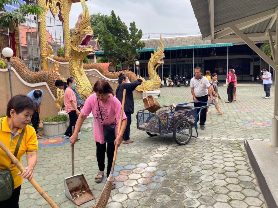 เทศบาลตำบลสันป่าตอง ได้ร่วมจัดกิจกรรม "รวมพลังสร้างสัปปายะสู่วัดด้วยวิถี 5ส (Big Cleaning Day)" ภาพที่ 55 | https://www.sanpatong.go.th